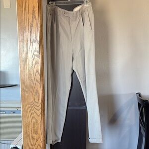 Men’s Haggar Comfort Equipped Size 34x32 Pleated Cuffed Dress Pant